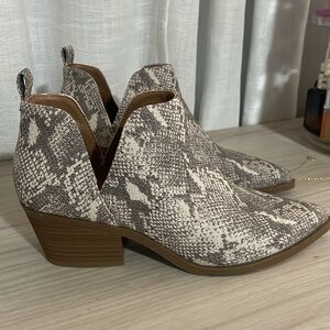 Universal Thread bootie